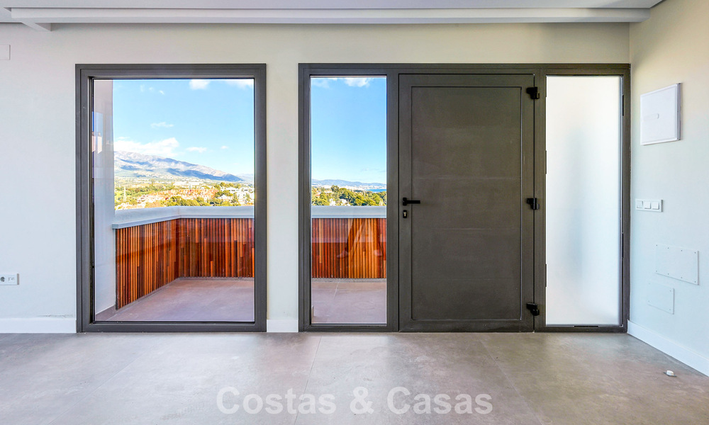 Luxueus gerenoveerd penthouse met berg- en zeezicht te koop in een gated complex in Nueva Andalucia, Marbella 789744