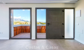 Luxueus gerenoveerd penthouse met berg- en zeezicht te koop in een gated complex in Nueva Andalucia, Marbella 789744 