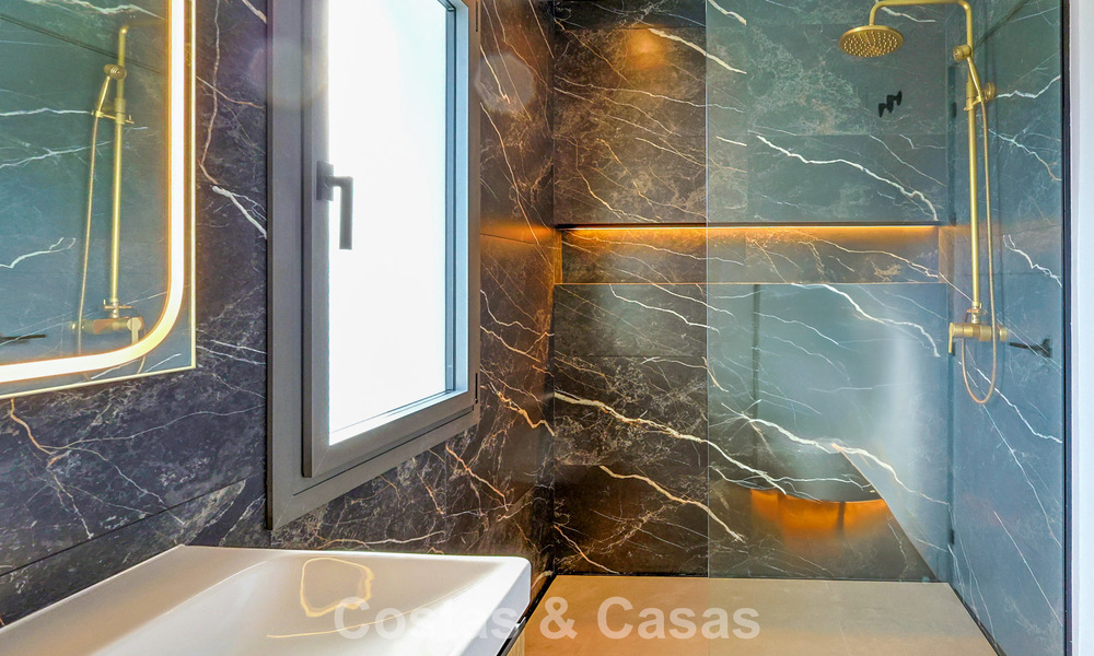 Luxueus gerenoveerd penthouse met berg- en zeezicht te koop in een gated complex in Nueva Andalucia, Marbella 789748