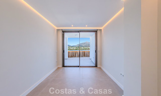 Luxueus gerenoveerd penthouse met berg- en zeezicht te koop in een gated complex in Nueva Andalucia, Marbella 789749 