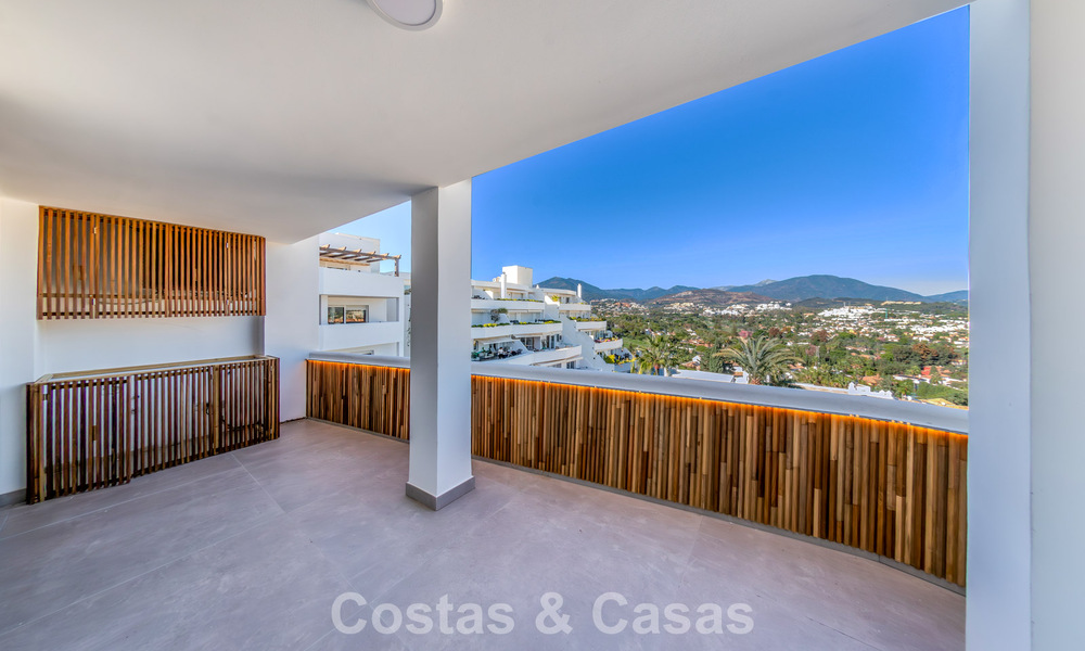 Luxueus gerenoveerd penthouse met berg- en zeezicht te koop in een gated complex in Nueva Andalucia, Marbella 789750