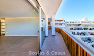 Luxueus gerenoveerd penthouse met berg- en zeezicht te koop in een gated complex in Nueva Andalucia, Marbella 789752 