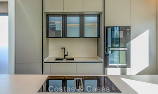 Luxueus gerenoveerd penthouse met berg- en zeezicht te koop in een gated complex in Nueva Andalucia, Marbella 789754 