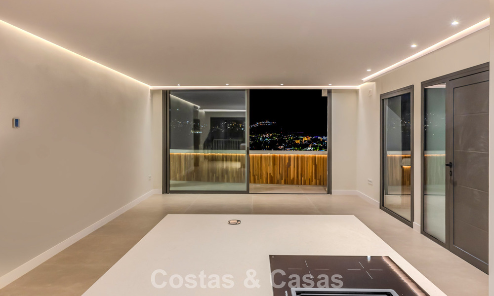 Luxueus gerenoveerd penthouse met berg- en zeezicht te koop in een gated complex in Nueva Andalucia, Marbella 789756