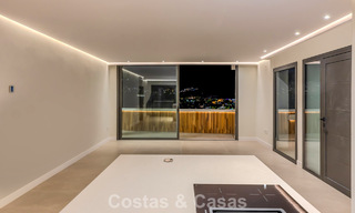 Luxueus gerenoveerd penthouse met berg- en zeezicht te koop in een gated complex in Nueva Andalucia, Marbella 789756 
