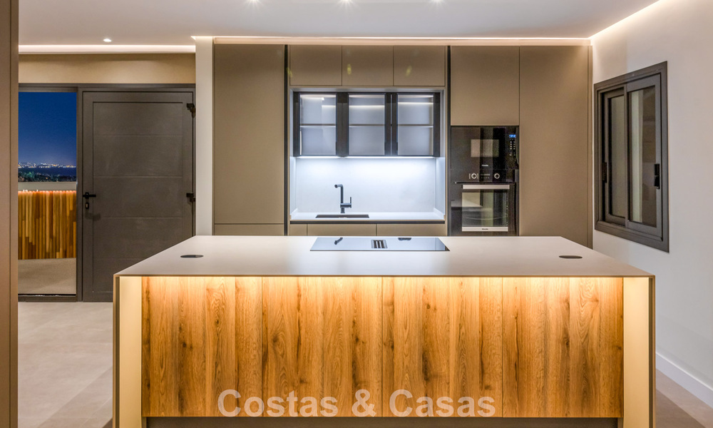 Luxueus gerenoveerd penthouse met berg- en zeezicht te koop in een gated complex in Nueva Andalucia, Marbella 789757