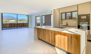 Luxueus gerenoveerd penthouse met berg- en zeezicht te koop in een gated complex in Nueva Andalucia, Marbella 789759 