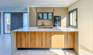 Luxueus gerenoveerd penthouse met berg- en zeezicht te koop in een gated complex in Nueva Andalucia, Marbella 789760 