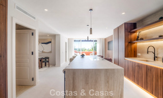 Duplex penthouse in Andalusische bouwstijl met een eigentijds interieur te koop in Nueva Andalucia, Marbella 789806 