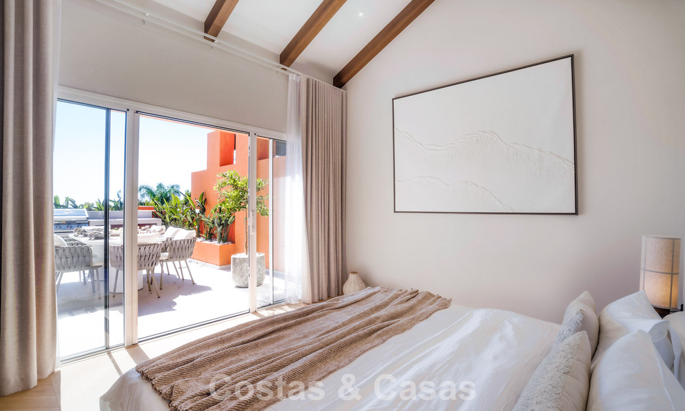 Duplex penthouse in Andalusische bouwstijl met een eigentijds interieur te koop in Nueva Andalucia, Marbella 789814