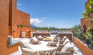 Duplex penthouse in Andalusische bouwstijl met een eigentijds interieur te koop in Nueva Andalucia, Marbella 789822 