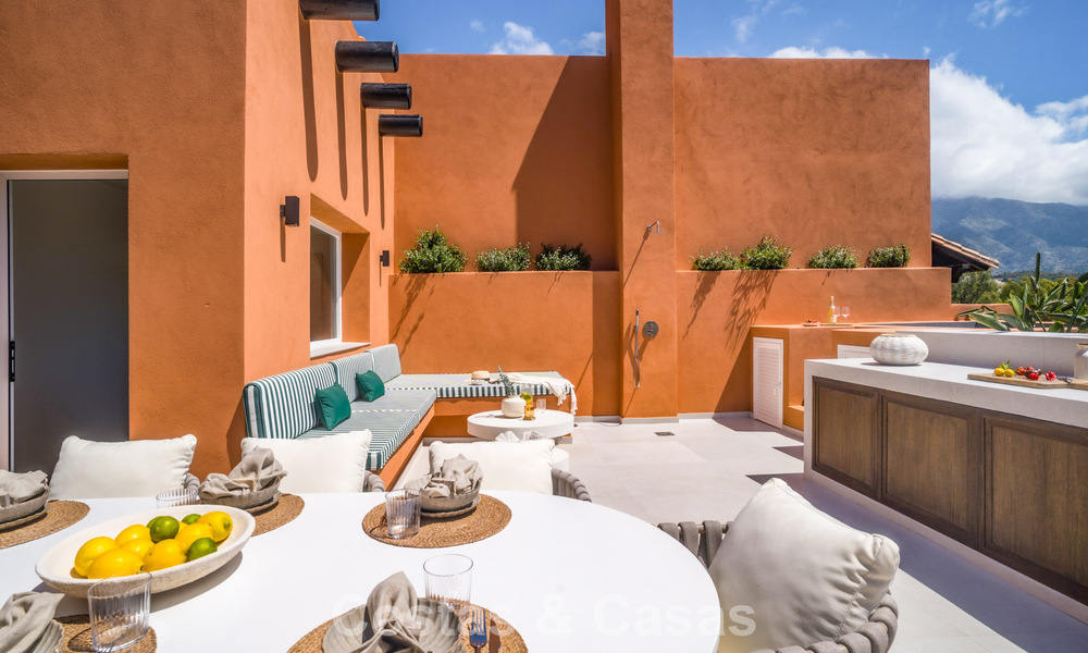 Duplex penthouse in Andalusische bouwstijl met een eigentijds interieur te koop in Nueva Andalucia, Marbella 789823