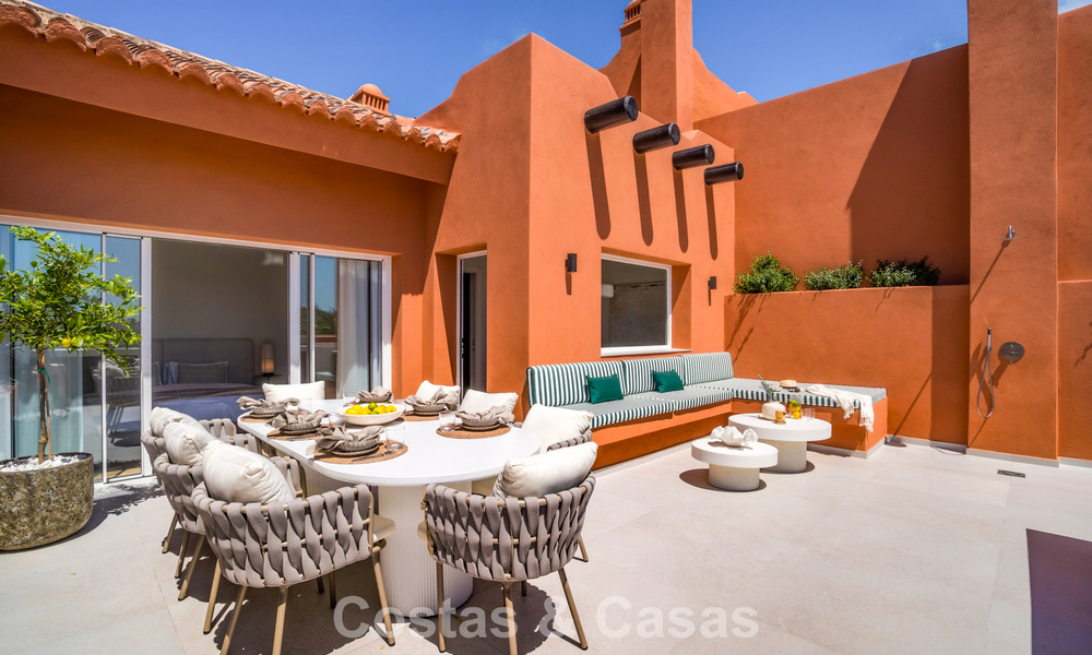 Duplex penthouse in Andalusische bouwstijl met een eigentijds interieur te koop in Nueva Andalucia, Marbella 789824