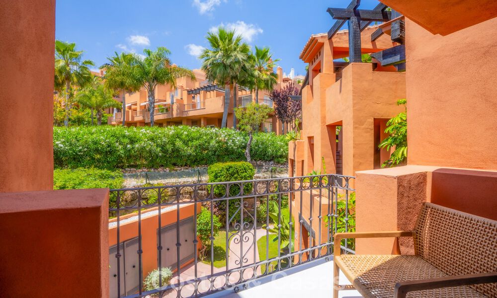 Duplex penthouse in Andalusische bouwstijl met een eigentijds interieur te koop in Nueva Andalucia, Marbella 789835