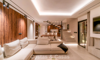 Modern gerenoveerd duplex penthouse met zeezicht te koop op wandelafstand van Puerto Banus, Marbella 789131 