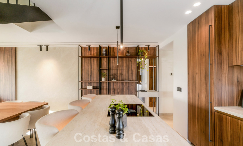 Modern gerenoveerd duplex penthouse met zeezicht te koop op wandelafstand van Puerto Banus, Marbella 789136