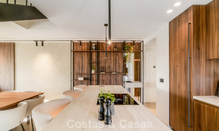 Modern gerenoveerd duplex penthouse met zeezicht te koop op wandelafstand van Puerto Banus, Marbella 789136 