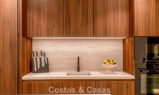 Modern gerenoveerd duplex penthouse met zeezicht te koop op wandelafstand van Puerto Banus, Marbella 789137 