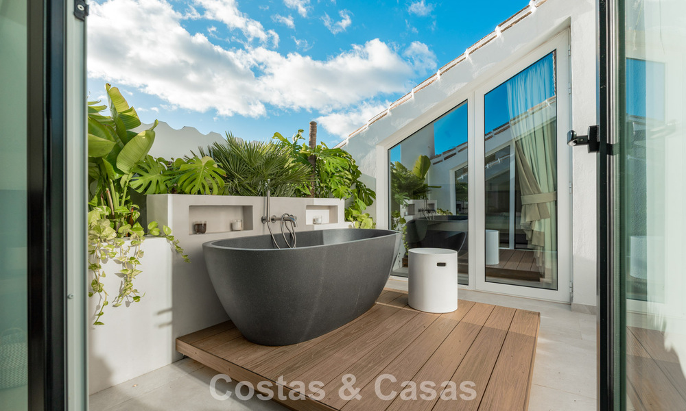 Modern gerenoveerd duplex penthouse met zeezicht te koop op wandelafstand van Puerto Banus, Marbella 789147