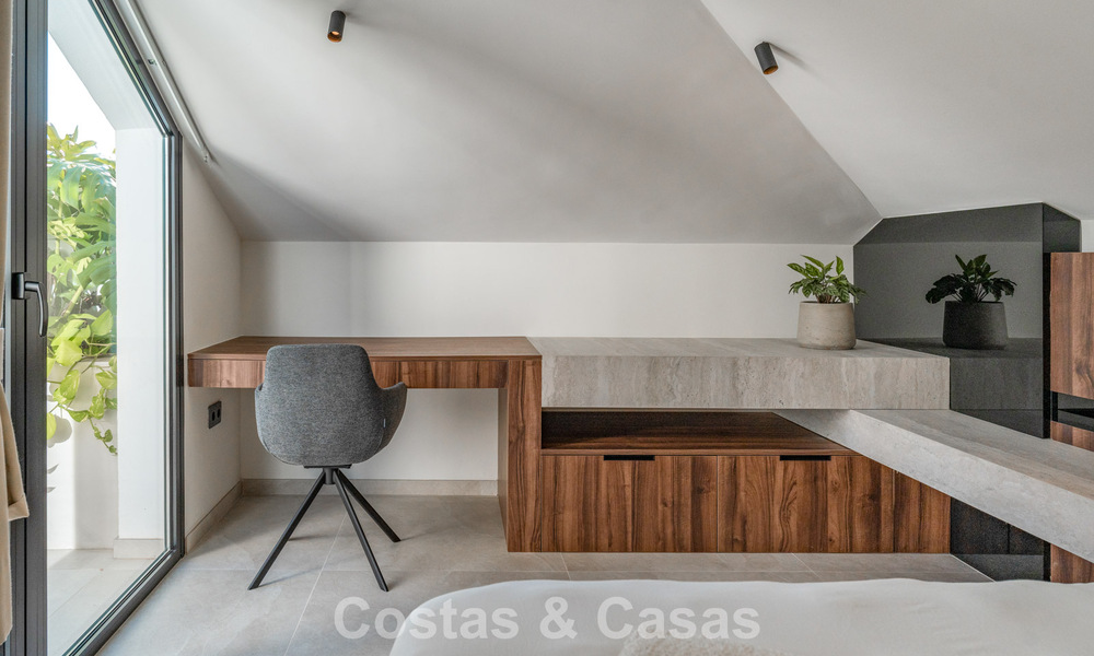 Modern gerenoveerd duplex penthouse met zeezicht te koop op wandelafstand van Puerto Banus, Marbella 789148