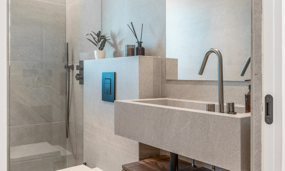 Modern gerenoveerd duplex penthouse met zeezicht te koop op wandelafstand van Puerto Banus, Marbella 789151