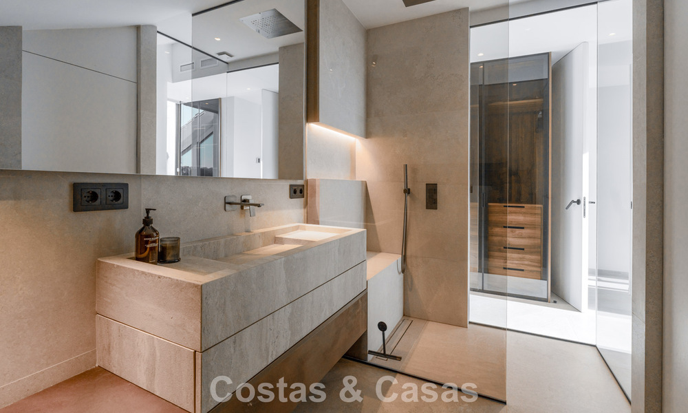 Modern gerenoveerd duplex penthouse met zeezicht te koop op wandelafstand van Puerto Banus, Marbella 789153