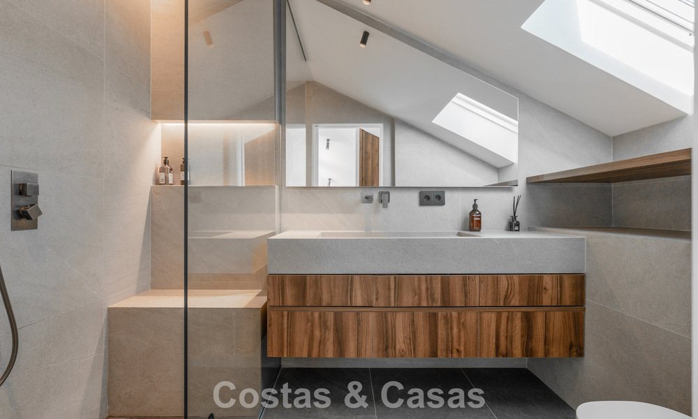 Modern gerenoveerd duplex penthouse met zeezicht te koop op wandelafstand van Puerto Banus, Marbella 789154