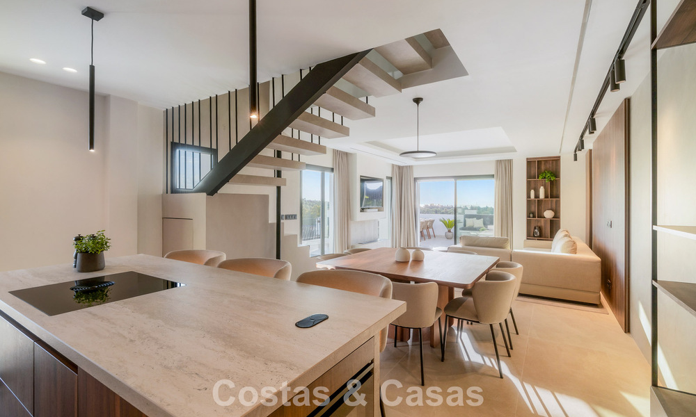 Modern gerenoveerd duplex penthouse met zeezicht te koop op wandelafstand van Puerto Banus, Marbella 789163