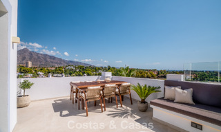 Modern gerenoveerd duplex penthouse met zeezicht te koop op wandelafstand van Puerto Banus, Marbella 789173 