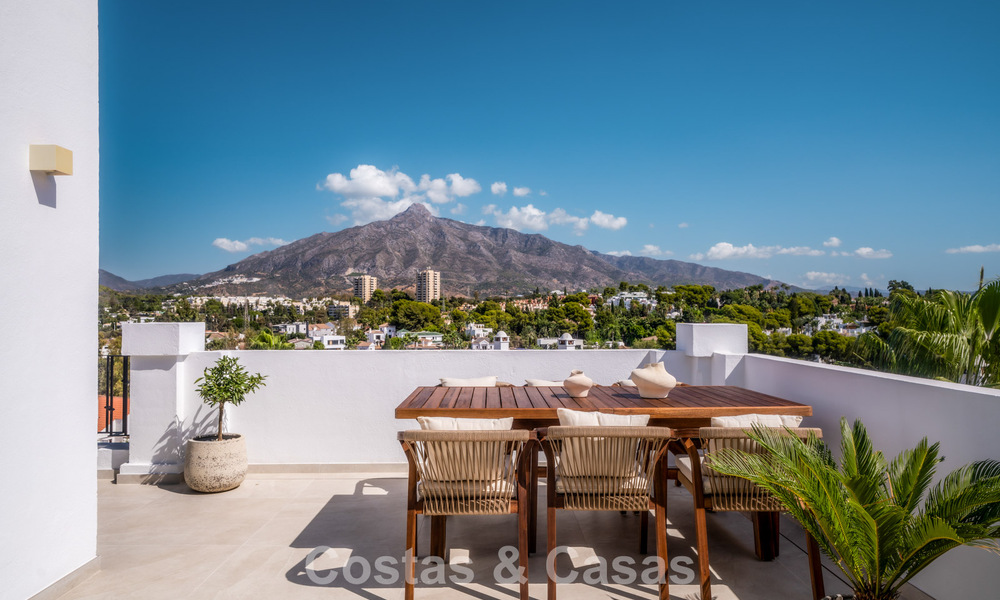 Modern gerenoveerd duplex penthouse met zeezicht te koop op wandelafstand van Puerto Banus, Marbella 789174