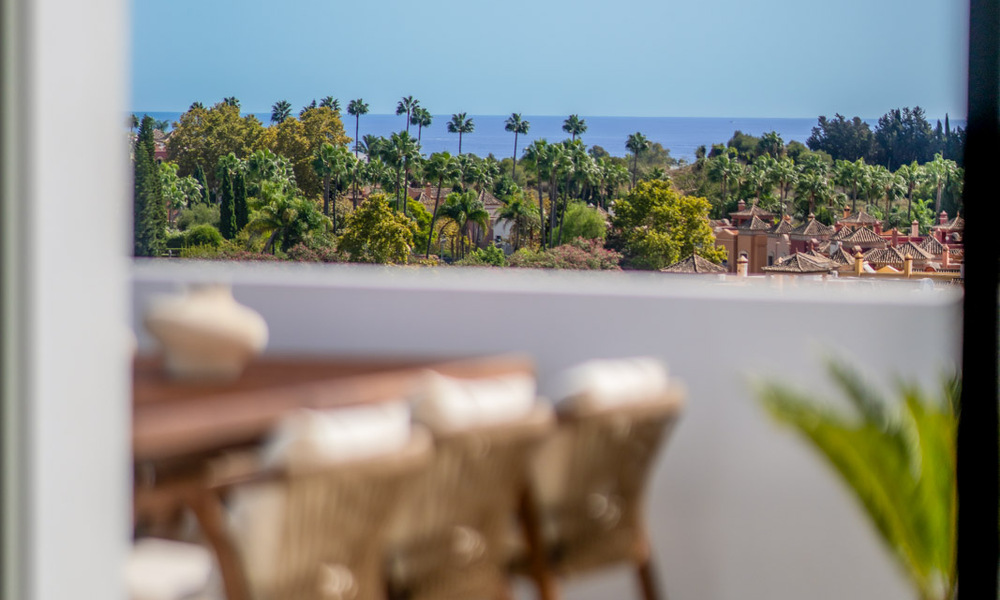 Modern gerenoveerd duplex penthouse met zeezicht te koop op wandelafstand van Puerto Banus, Marbella 789175