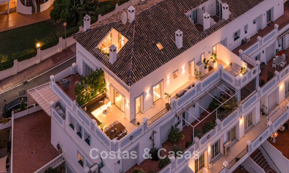 Modern gerenoveerd duplex penthouse met zeezicht te koop op wandelafstand van Puerto Banus, Marbella 789176