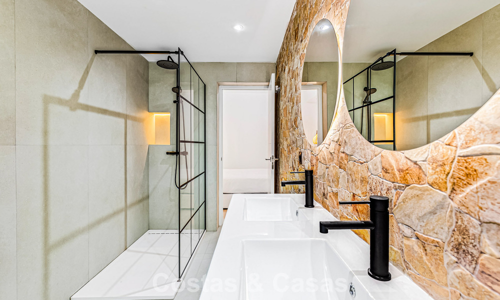 Gerenoveerd luxe appartement te koop op een steenworp van het strand en het centrum van Puerto Banus, Marbella 789036