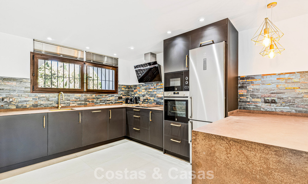 Gerenoveerd luxe appartement te koop op een steenworp van het strand en het centrum van Puerto Banus, Marbella 789037