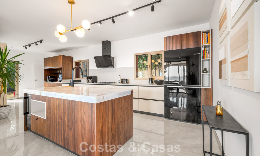 Authentieke Mediterrane villa met een modern interieur en magnifiek zeezicht te koop in Estepona West 788970