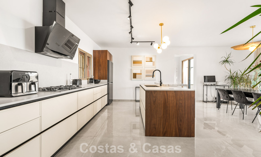 Authentieke Mediterrane villa met een modern interieur en magnifiek zeezicht te koop in Estepona West 788972