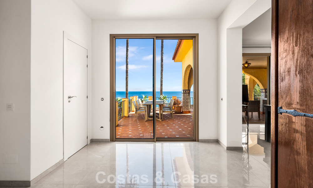 Authentieke Mediterrane villa met een modern interieur en magnifiek zeezicht te koop in Estepona West 788981