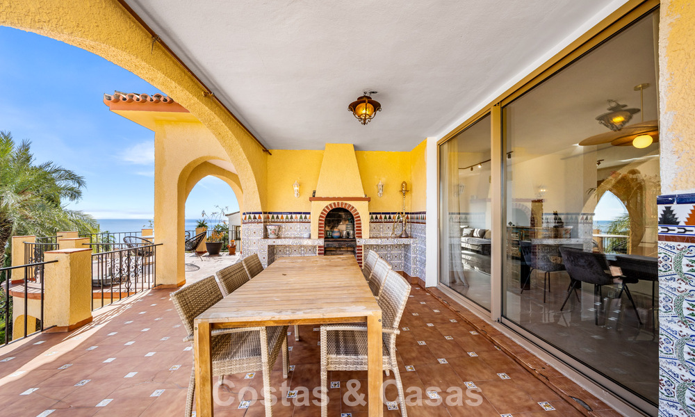 Authentieke Mediterrane villa met een modern interieur en magnifiek zeezicht te koop in Estepona West 788985