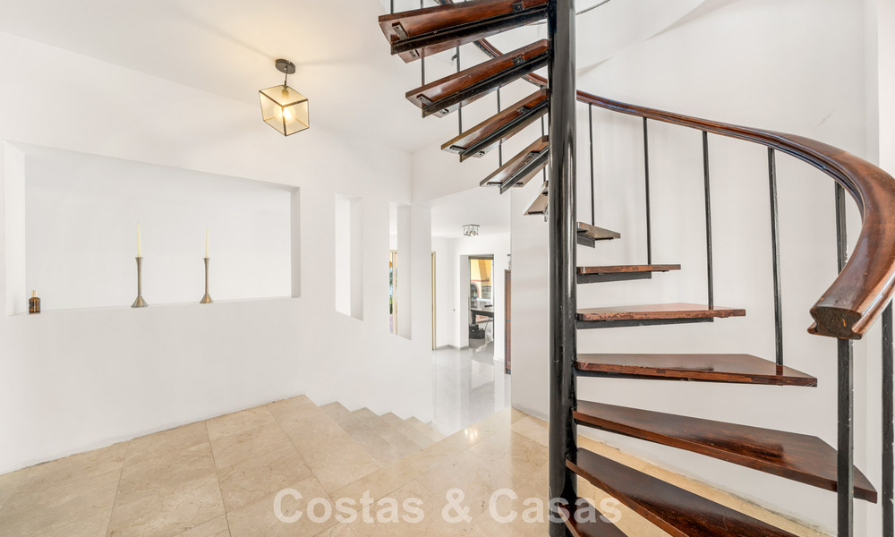 Authentieke Mediterrane villa met een modern interieur en magnifiek zeezicht te koop in Estepona West 788992