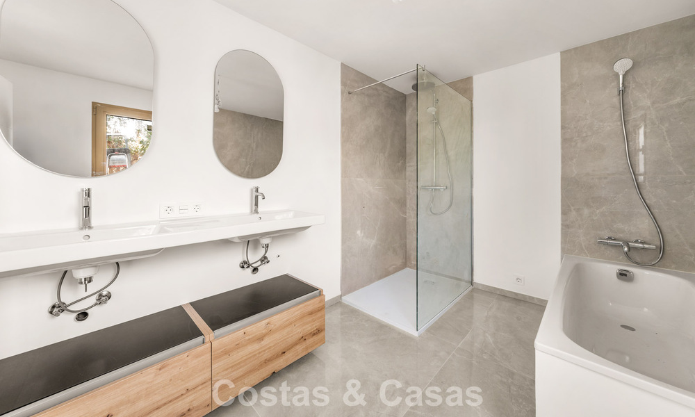 Authentieke Mediterrane villa met een modern interieur en magnifiek zeezicht te koop in Estepona West 788996