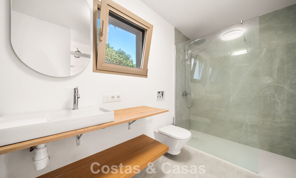 Authentieke Mediterrane villa met een modern interieur en magnifiek zeezicht te koop in Estepona West 789004