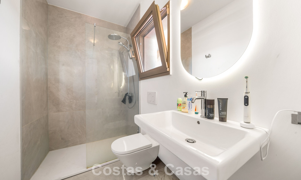 Authentieke Mediterrane villa met een modern interieur en magnifiek zeezicht te koop in Estepona West 789010
