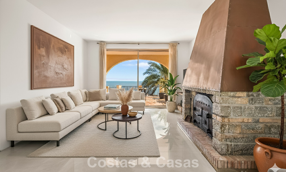 Authentieke Mediterrane villa met een modern interieur en magnifiek zeezicht te koop in Estepona West 789016