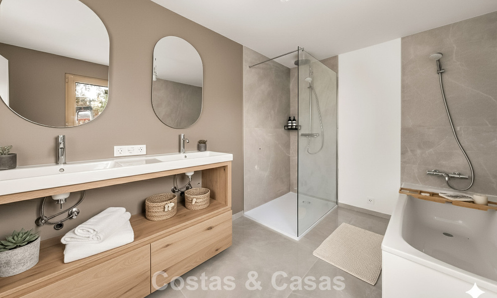 Authentieke Mediterrane villa met een modern interieur en magnifiek zeezicht te koop in Estepona West 789017