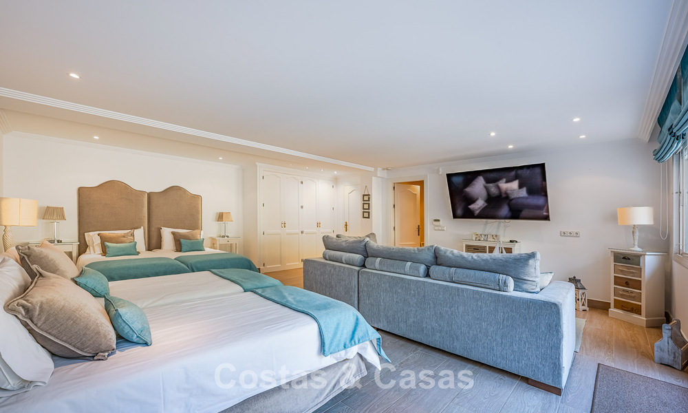 Grote villa in Spaanse stijl te koop grenzend aan een eersteklas golfbaan, gated in La Quinta, Marbella - Benahavis 789242