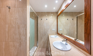 Grote villa in Spaanse stijl te koop grenzend aan een eersteklas golfbaan, gated in La Quinta, Marbella - Benahavis 789243 