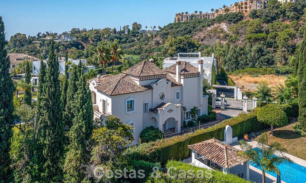 Grote villa in Spaanse stijl te koop grenzend aan een eersteklas golfbaan, gated in La Quinta, Marbella - Benahavis 789245