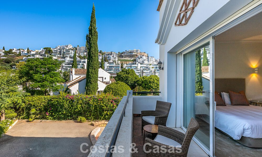 Grote villa in Spaanse stijl te koop grenzend aan een eersteklas golfbaan, gated in La Quinta, Marbella - Benahavis 789252