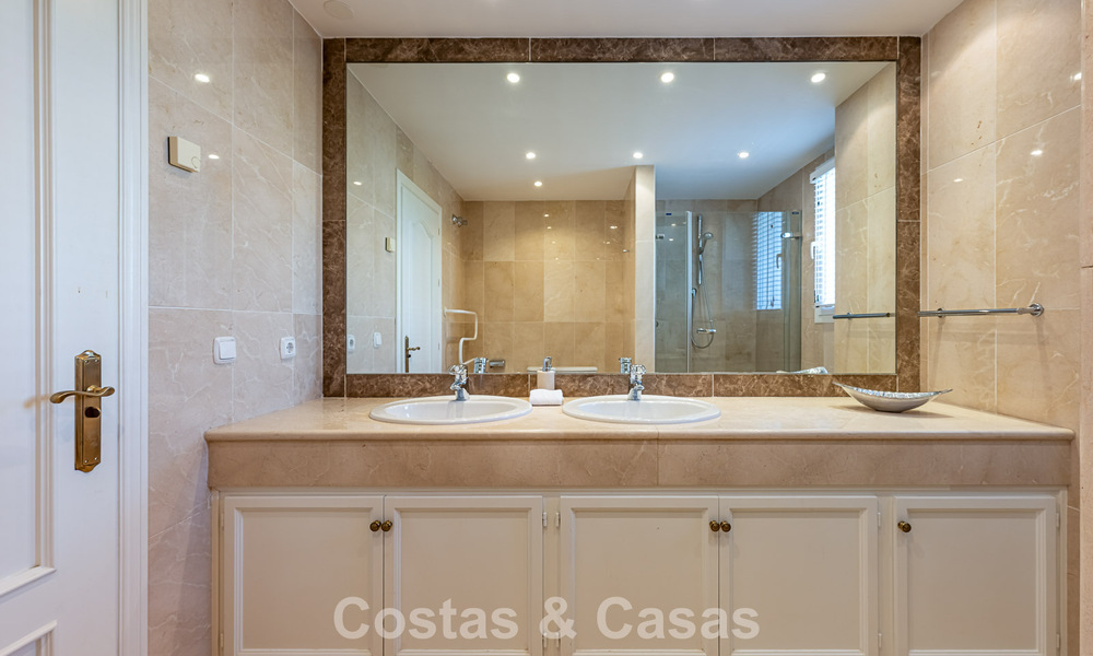 Grote villa in Spaanse stijl te koop grenzend aan een eersteklas golfbaan, gated in La Quinta, Marbella - Benahavis 789253