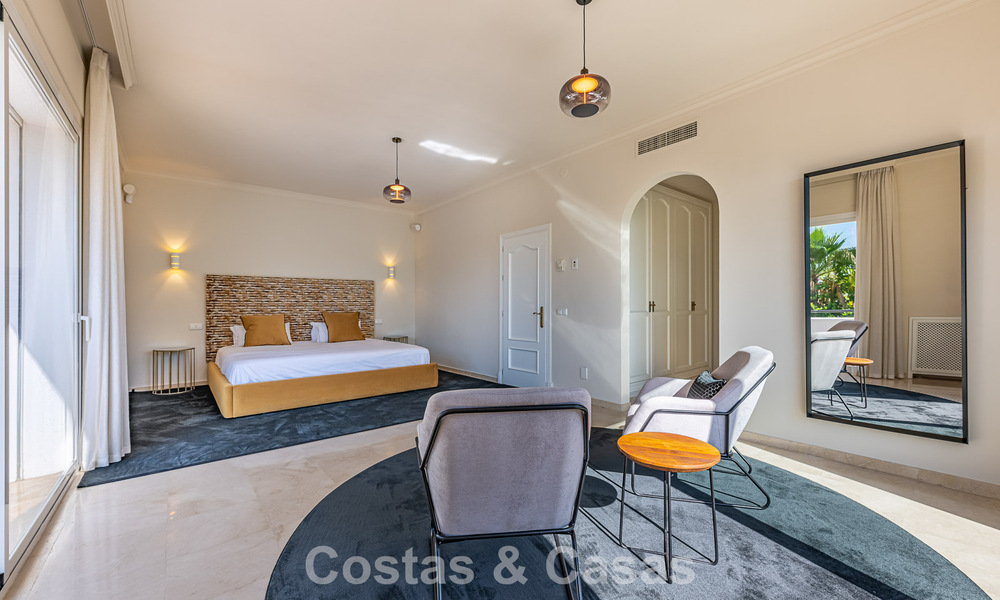 Grote villa in Spaanse stijl te koop grenzend aan een eersteklas golfbaan, gated in La Quinta, Marbella - Benahavis 789256